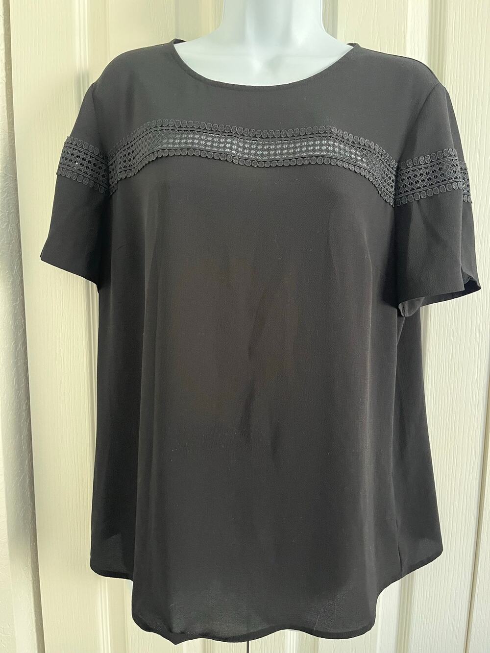 Banana Republic Black Lace Trim Short Sleeve Blouse – Size Medium